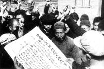 听工作人员宣读《土地改革法》的农民举手欢呼热烈拥护。