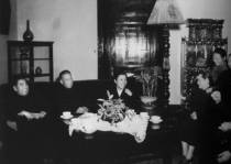 1950年12月，刘少奇同周恩来、蔡畅等在宋庆龄寓所作客