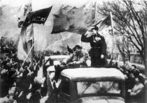 1950年12月1日，欢送华北人民革命大学第三期439名学员志愿军参加抗美援朝、保家卫国工作队。