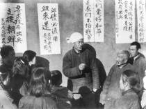 北京市郊区南苑农民崔德山在集会上抗议美帝侵略行径。1950年11月2日，中共中央发出《关于开展抗美援朝运动的指示》。