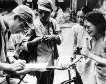 全国各地深入开展和平签名运动，图为上海三轮车工人在签名。1950年10月26日，新华社讯，中国保卫世界和平签名人数超过2亿。