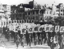 中国各界群众举行声讨美国侵略罪行、支持抗美援朝的示威游行。