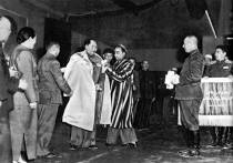 新疆维吾尔族代表阿白力孜向毛主席献上民族服装。1950年8月8日至9月6日，西北各族参观团访问北京、天津。