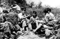 人民解放军战士抓紧时间学习文化。1950年7月11日，华北军区发布《关于部队教育的决定》。