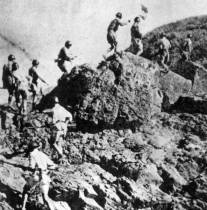 人民解放军某部在嵊泗列岛搜索残敌。1950年7月7日第三野战军解放嵊泗列岛。