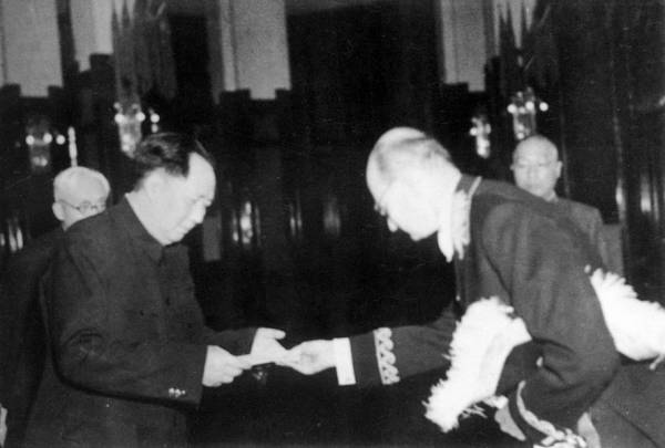 阿马斯顿向毛泽东主席递交国书。1950年6月12日，波兰驻华大使布尔金、瑞典驻华大使阿马斯顿分别向中华人民共和国中央人民政府主席毛泽东递交国书。