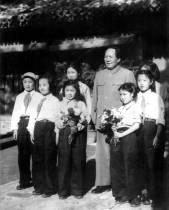 毛泽东主席和少年儿童在一起。1950年6月1日，毛泽东等国家临到人为六一国际儿童节致词：庆祝儿童节。