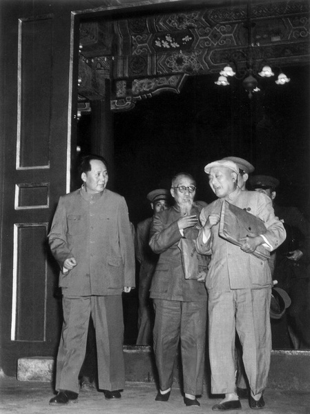 毛泽东与陈叔通（中）、黄炎培（右一）步入全国政协一届二次会议会场。1950年6月14日至23日，中国人民政治协商会议第一届全国委员会第二次会议召开。