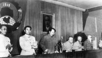 1950年6月全国政协一届二次会议主席台上的委员起立通过《中华人民共和国土地改革法（草案）》。