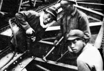 天津制钢厂工人在制作马丁炉钢架。1950年5月，华北若干工厂企业展开红五月生产竞赛运动。该运动充分显示了工人阶级的高度政治觉悟和劳动热情。