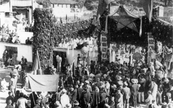 舟山群岛军民庆祝解放。1950年5月19日，第三野战军解放舟山群岛。