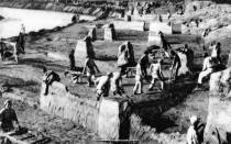 民工们为导沂工程修筑堤坝。1950年5月19日，政务院召开第三十三次政务会议。
