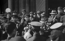 1950年5月1日，刘少奇同朱德、彭真、聂荣臻在天安门城楼上。