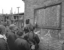 图为1950年5月北京市基层干部积极宣传《中华人民共和国婚姻法》。