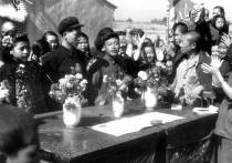 北京郊区农民举行新式婚礼。1950年4月30日，中央人民政府颁发命令，公布施行《中华人民共和国婚姻法》