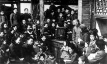 北京市民在收听宣传《婚姻法》的广播。1950年4月17日，全国妇联决定大力宣传《婚姻法》。