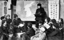 工农俗称教育班课堂。1950年4月3日，北京实验工农速成中学举行开学典礼，教育部长马叙伦、副部长钱俊瑞等出席。