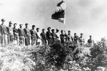 1950年3月，人民解放军与琼崖纵队会师在五指山上。