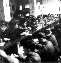 上海人民群众踊跃购买国债。1950年3月31日财政部发布《关于缴纳第一期人民胜利折实公债尾欠办法的通知》。