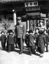 朱德和“八一”幼儿园的孩子在一起。1950年3月30日，教育部关于庆祝“六一”儿童节的通告。