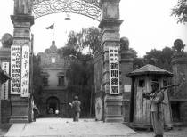 1950年时的新华社大门。1950年3月28日，新华神根据中共中央指示，改为统一集中的国家通讯社。