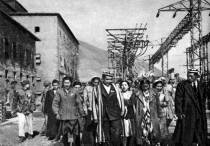 各民族代表参观石景山发电厂。1950年3月26-5月6日，西北少数民族青年、妇女参观团在北京访问。