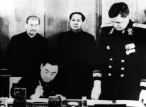 1950年2月14日，毛泽东和斯大林出席《中苏友好同盟互助条约》及有关协定的签字仪式。中华人民共和国中央人民政府政务院总理周恩来在条约及有关协定上签字。