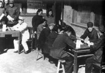 北京西单敬胜胡同派出所接待失业居民前来登记就业。1950年1月30日，《人民日报》报道，北京以工代赈第一期工程基本完成。