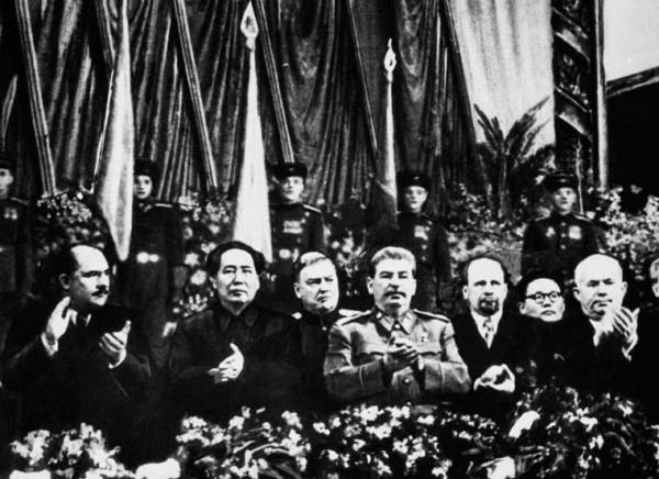 1949年12月21日毛泽东和（前排右三）等一起出席斯大林70寿辰庆祝会