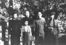 1949年，毛泽东和长子毛岸英(右2)、儿媳刘松林(右1)、女儿李讷、夫人江青(左1)在北平香山