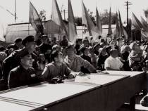 1952年8月3日朱德、周恩来、贺龙在观看跳伞表演