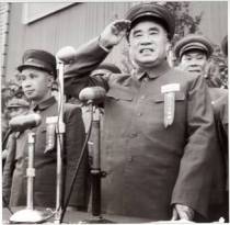 朱德（右一）、粟裕（左一）在运动会主席台上检阅各代表队