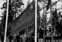 1952年7月29日参加第15届奥运会的中国代表团举行升旗仪式