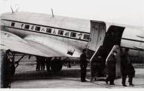 中国人民航空公司飞机正在下客