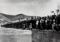 1952年7月1日参加放水典礼的人们在纵情欢呼
