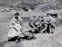 1952年春中国人民志愿军各部队在战斗空隙中积极帮助朝鲜人民春耕，使许多农村提前完成了春耕任务