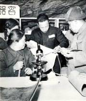 李德全团长（左）和廖承志副团长（右）在观察美机投下的细菌弹容器