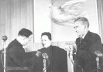 1951年9月18日 宋庆龄接受“加强国际和平”斯大林国际奖金典礼在北京隆重举行