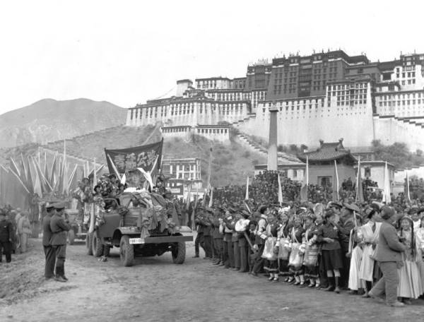 1954年12月西藏拉萨举行川藏、青藏公路通车典礼