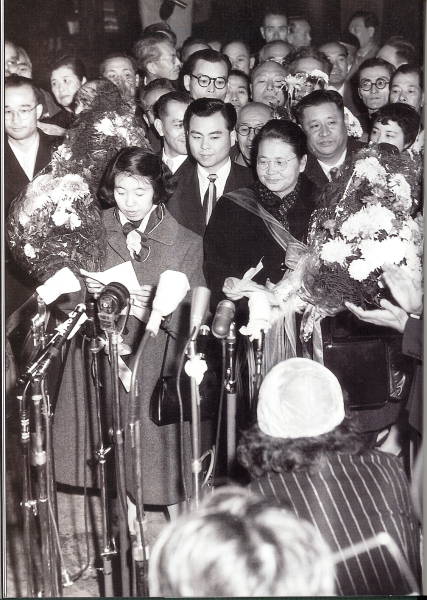 李德全团长在东京羽田机场向日本新闻媒体发表讲话