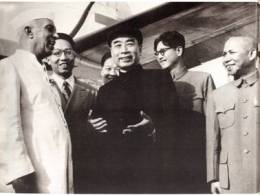 印度总理尼赫鲁到机场欢迎周恩来总理