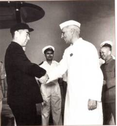 1954年6月25日周恩来总理和印度总理尼赫鲁在机场