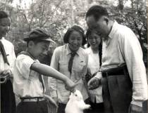 1954年6月毛泽东和孩子们在一起