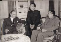 1954年5月27日周恩来总理在出席日内瓦会议期间同英国外交大臣艾登会谈