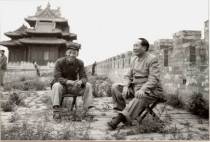 1954年5月毛泽东在北京故宫城墙上远眺