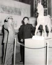 1954年毛泽东在北京故宫参观观赏汉代陶马