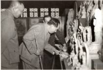 1954年4月毛泽东在北京故宫参观出土文物