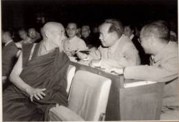 1954年毛泽东和中国佛教协会代理会长喜饶嘉措交谈