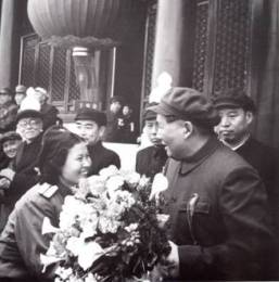 朝鲜民主主义人民共和国访华铁道艺术团团员向毛泽东献花