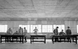 1953年7月27日，在板门店，朝方代表团首席代表南日大将（右侧）与美方代表团首席代表哈利逊中将（左侧）在《朝鲜停战协定》及其附件和临时补充协议上正式签字